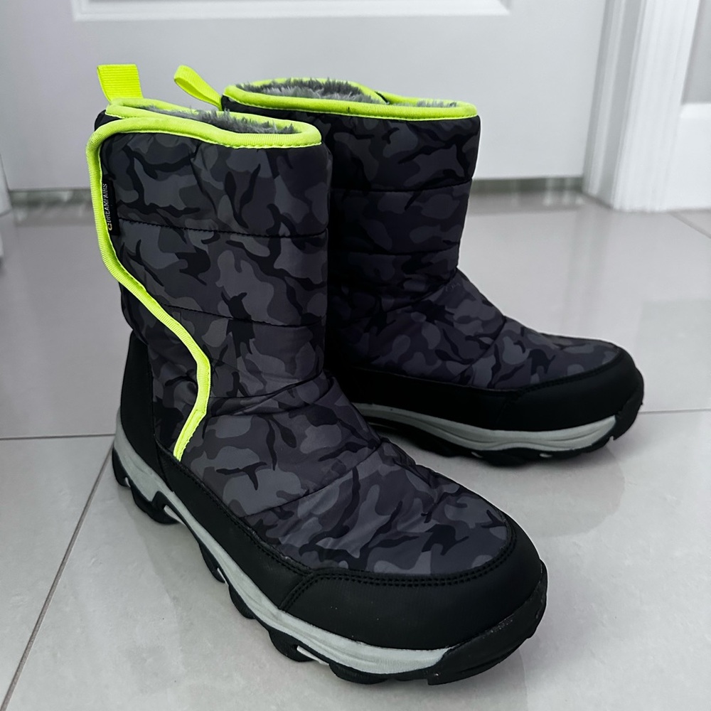 Kids snow boots .